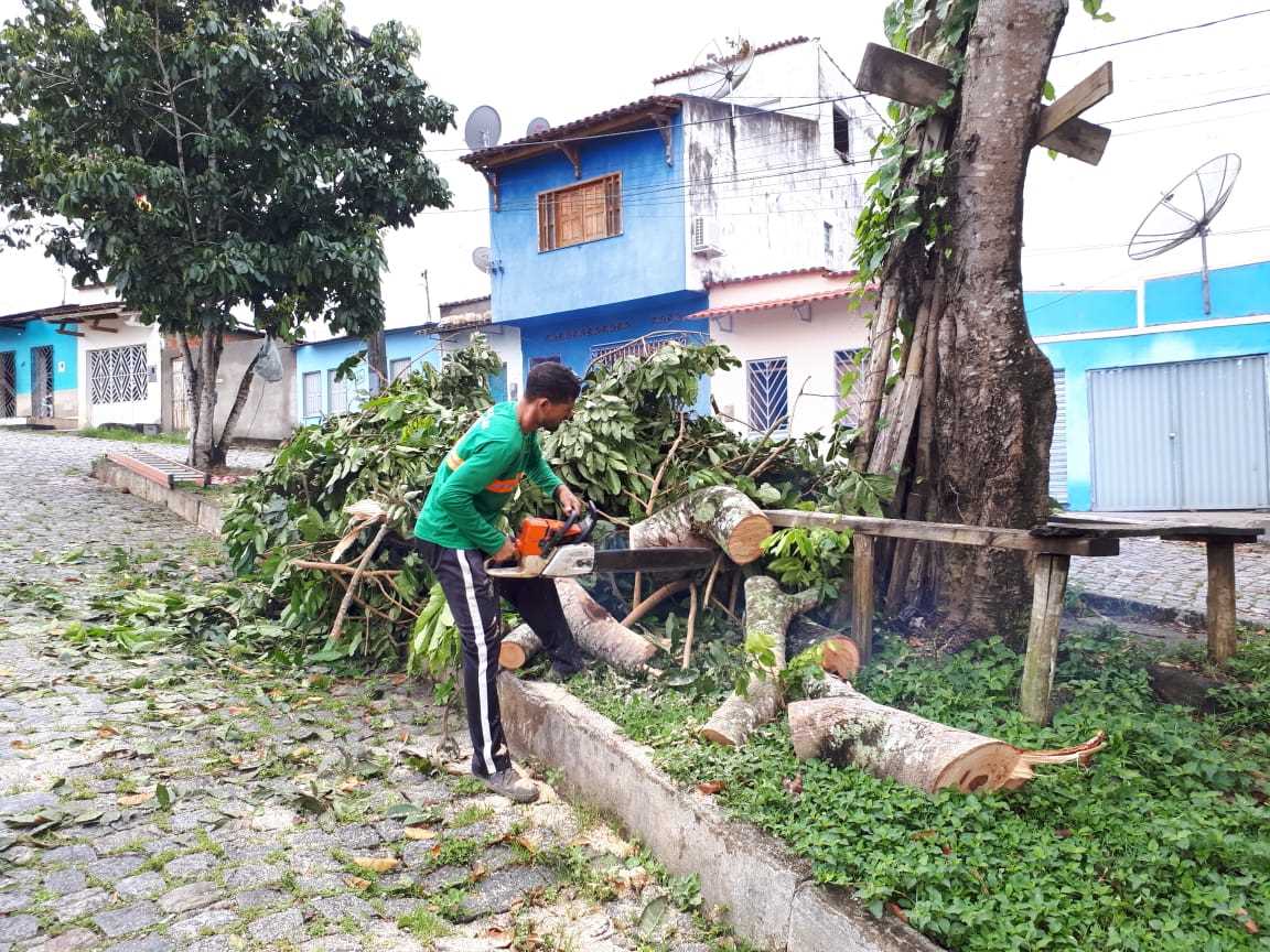 Prefeito se reúne com Secretarias e Defesa Civil para avaliar danos causados pela ventania e chuvas